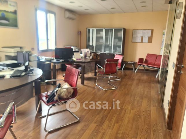 Appartamento in residenziale in Via Demostene 1