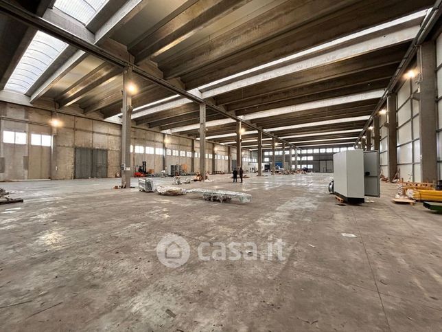 Capannone in commerciale in 
