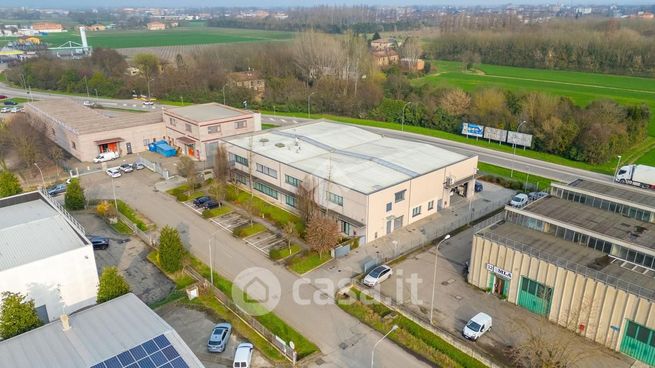 Capannone in commerciale in 