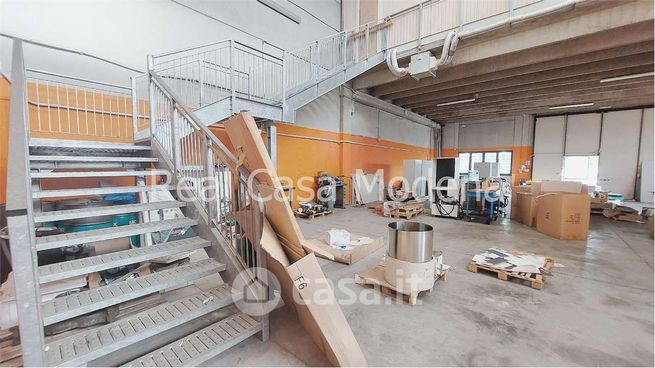 Capannone in commerciale in 