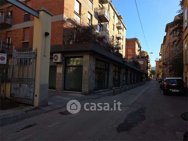 Negozio/locale commerciale in commerciale in Via Monaldo Calari