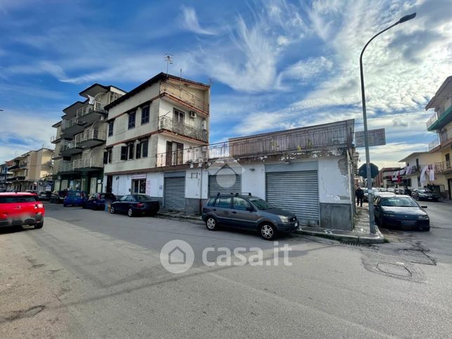 Box/posto auto in residenziale in Via Livorno 24