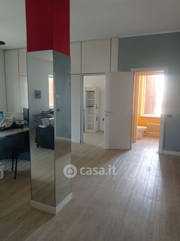 Ufficio in commerciale in Via Strà