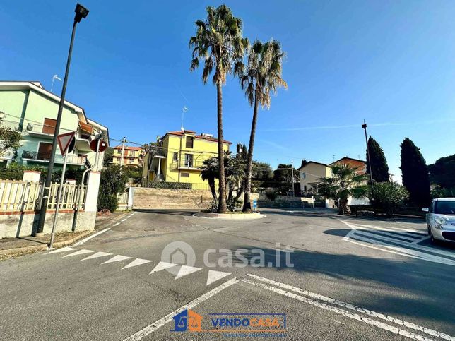 Box/posto auto in residenziale in Via Ville