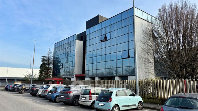 Ufficio in commerciale in Via Madrid 16