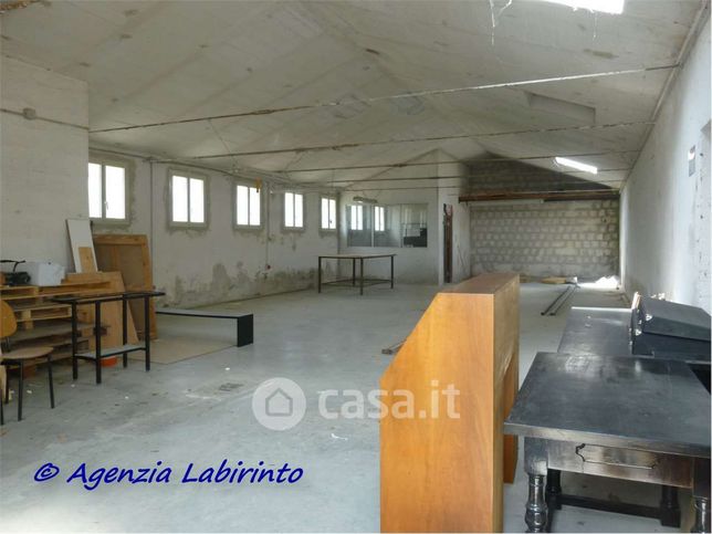 Capannone in commerciale in Via Brando Brandi
