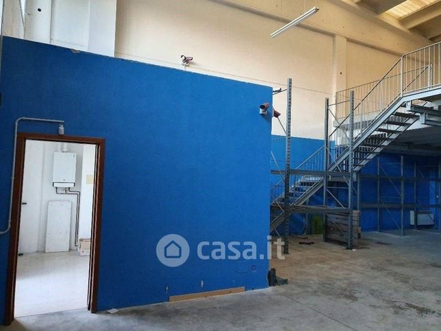 Capannone in commerciale in 