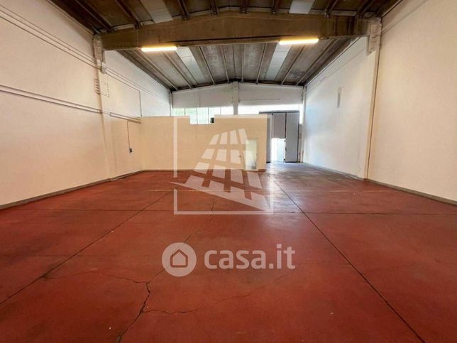 Capannone in commerciale in Via Bruno Buozzi 9