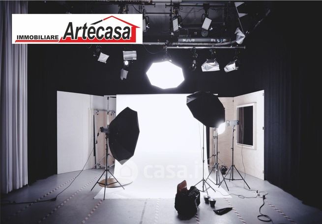 Capannone in commerciale in 