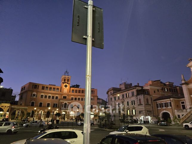 Attivitã /licenza (con o senza mura) in commerciale in Piazza Sempione