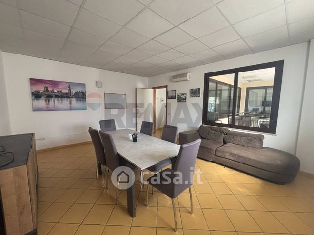 Ufficio in commerciale in Via Villa Verona 35