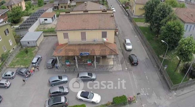 Attività/licenza (con o senza mura) in commerciale in Via Roma 15