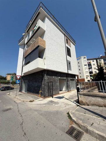 Capannone in commerciale in 