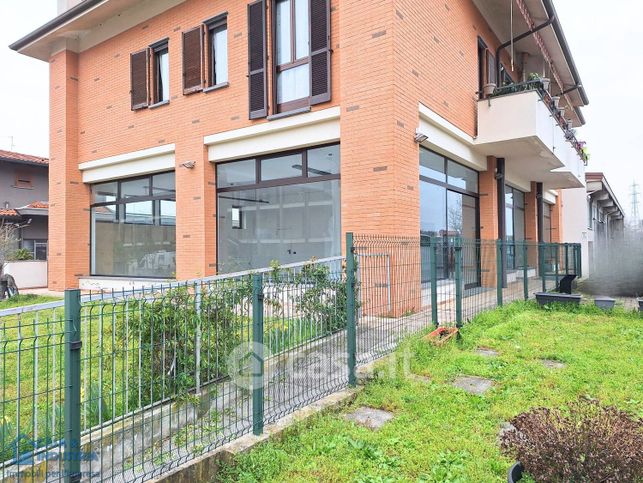 Attivitã /licenza (con o senza mura) in commerciale in Via Primo Villa