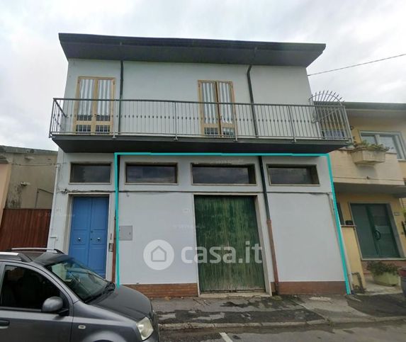 Capannone in commerciale in Via della Gronda