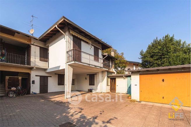 Casa bi/trifamiliare in residenziale in 