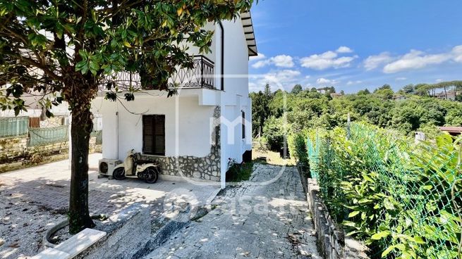 Villa in residenziale in Via Colle Villa 32