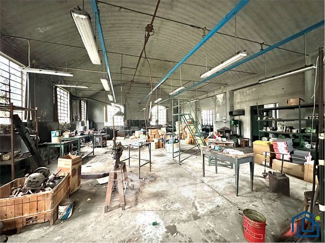 Capannone in commerciale in Via Alessandro Manzoni 2