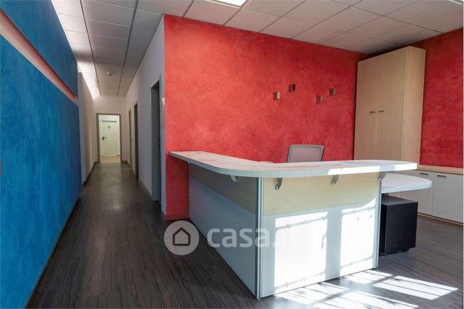 Capannone in commerciale in 