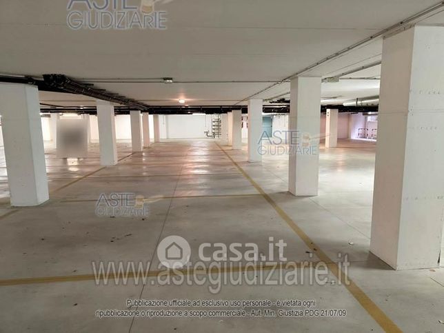 Garage/posto auto in residenziale in Viale dell'Industria 5