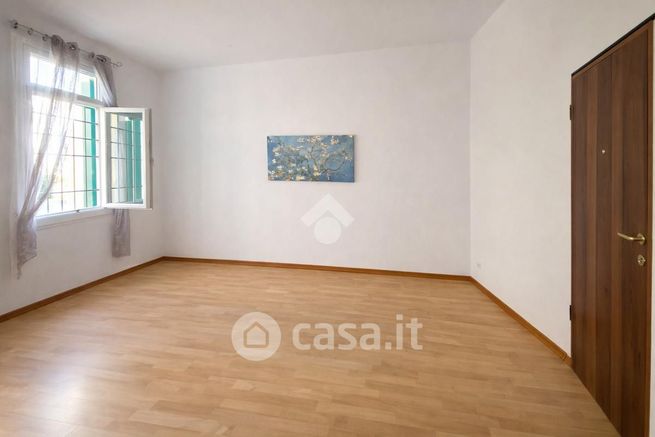 Ufficio in commerciale in Via T. Gallio 1