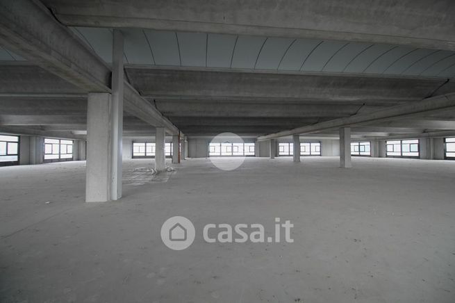 Capannone in commerciale in 