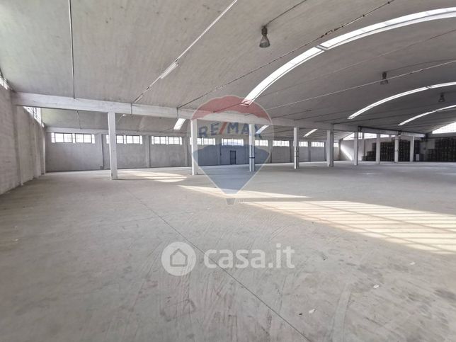 Capannone in commerciale in Corso Avilianum 52