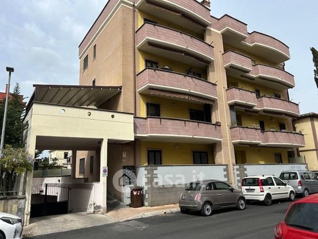 Box/posto auto in residenziale in Via Archigene 8