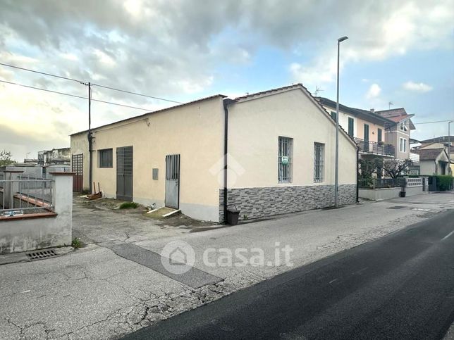 Capannone in commerciale in Via del Serragliolo 38