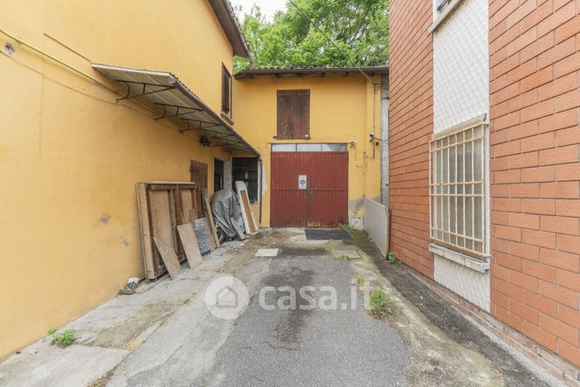 Capannone in commerciale in Via Savenella 9 -27