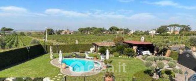 Casa bi/trifamiliare in residenziale in SR207 93