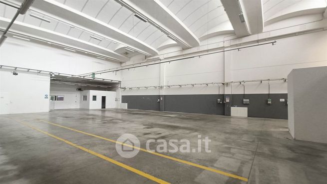 Capannone in commerciale in 