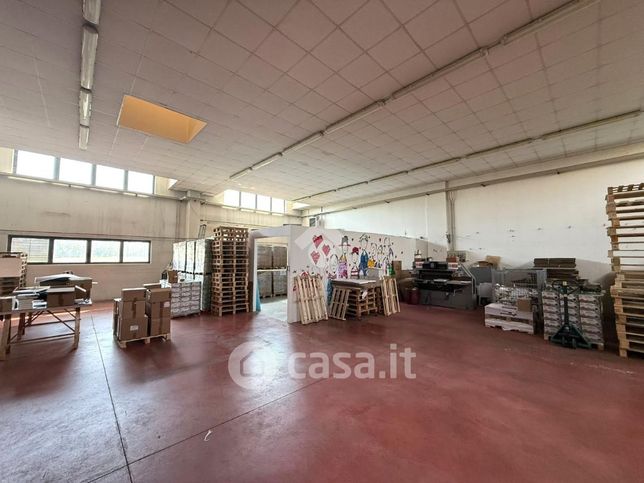 Capannone in commerciale in Via Galvani 16