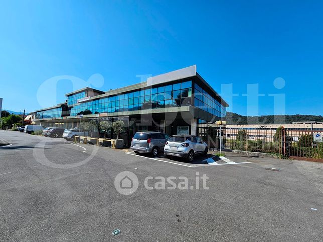 Ufficio in commerciale in Via Europa 185