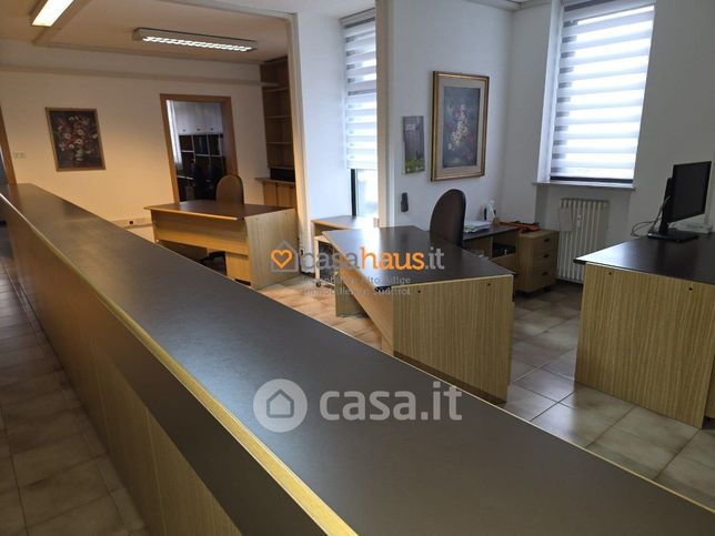 Ufficio in commerciale in 