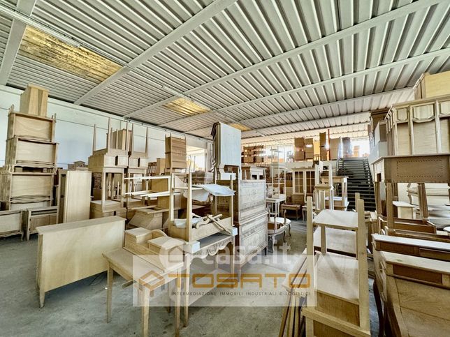 Capannone in commerciale in