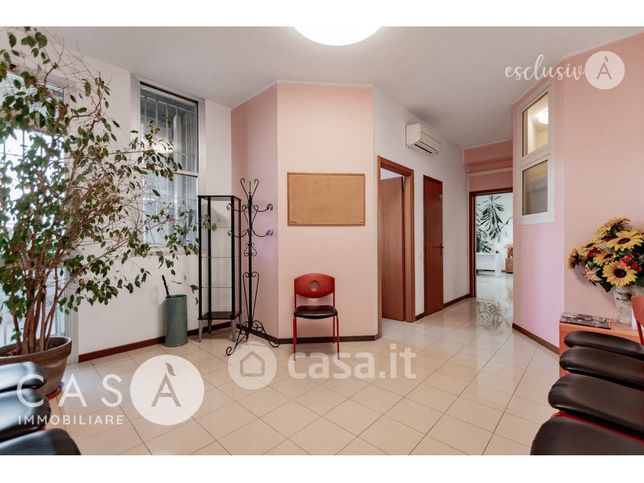 Ufficio in commerciale in 