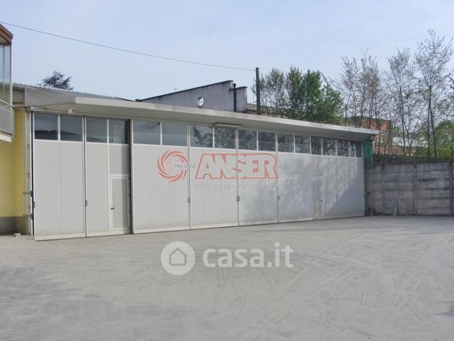 Capannone in commerciale in 