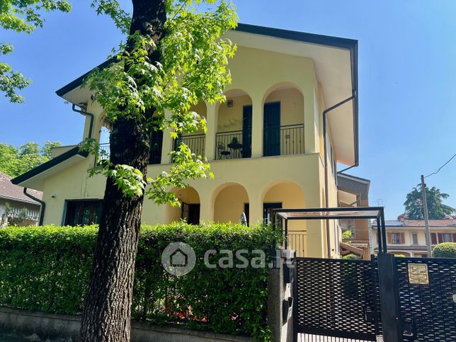 Villa in residenziale in Via Vaniglia 11