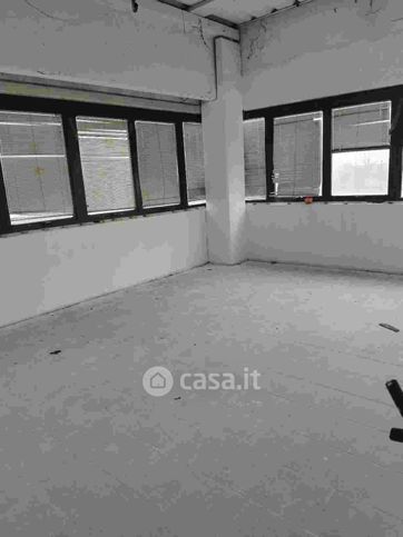 Capannone in commerciale in Via Salgari