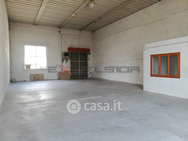 Capannone in commerciale in Via Umberto I'