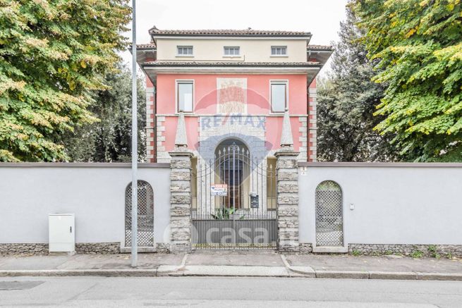 Villa in residenziale in Via Q. Sella 8