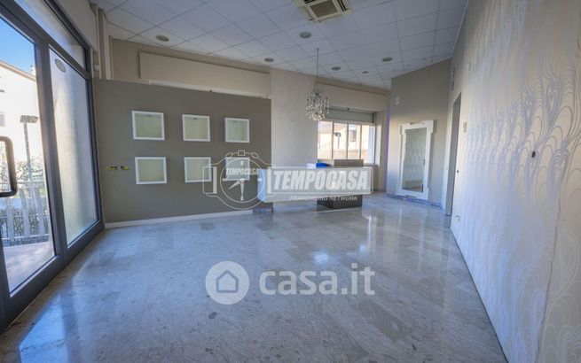 Capannone in commerciale in Viale Pausula