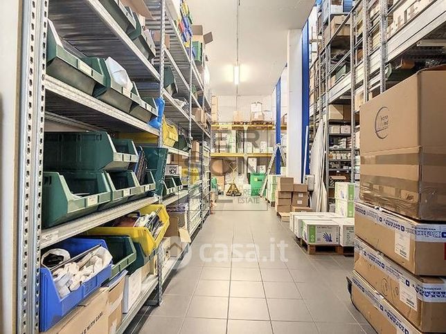 Capannone in commerciale in 