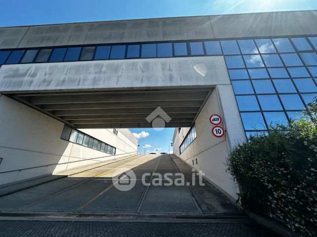 Capannone in commerciale in Via de Vecchi 7