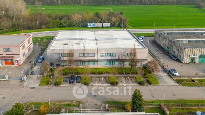 Capannone in commerciale in 