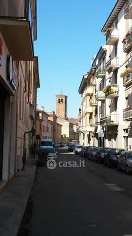 Capannone in commerciale in Via Scalabrini 1