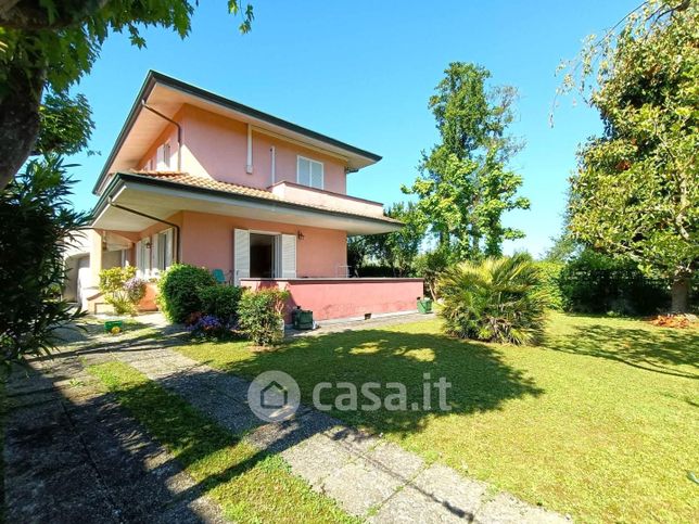Casa indipendente in residenziale in Via Pontremoli 12