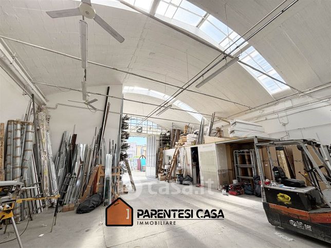 Capannone in commerciale in