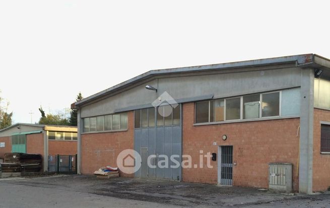 Capannone in commerciale in Via Mario Alicata 2